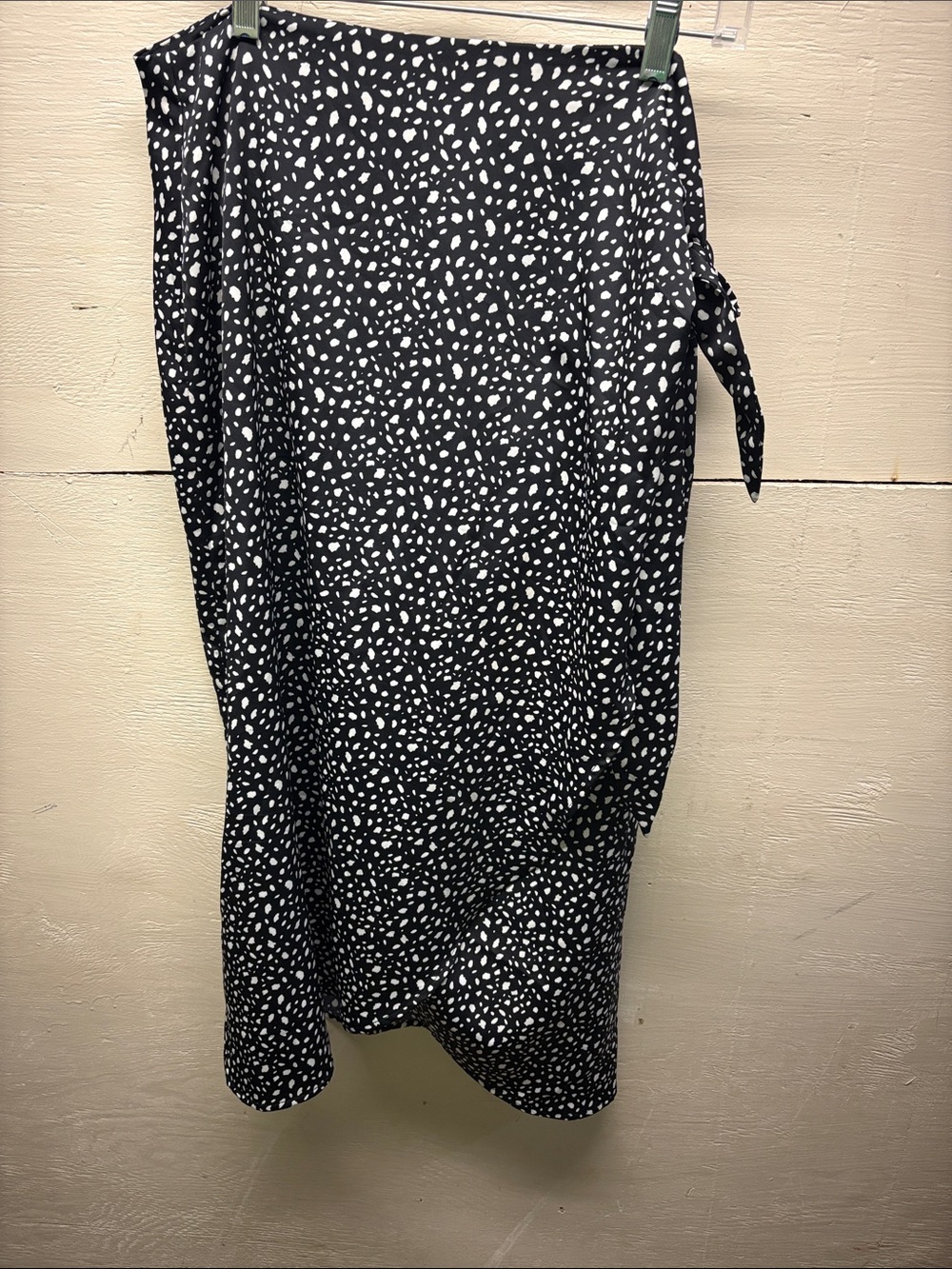 Old Navy wrap around skirt black with white dots